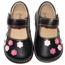 Schwarze Kleinkind Mädchen quietschende Schuhe mit kleinen rosa Blumen